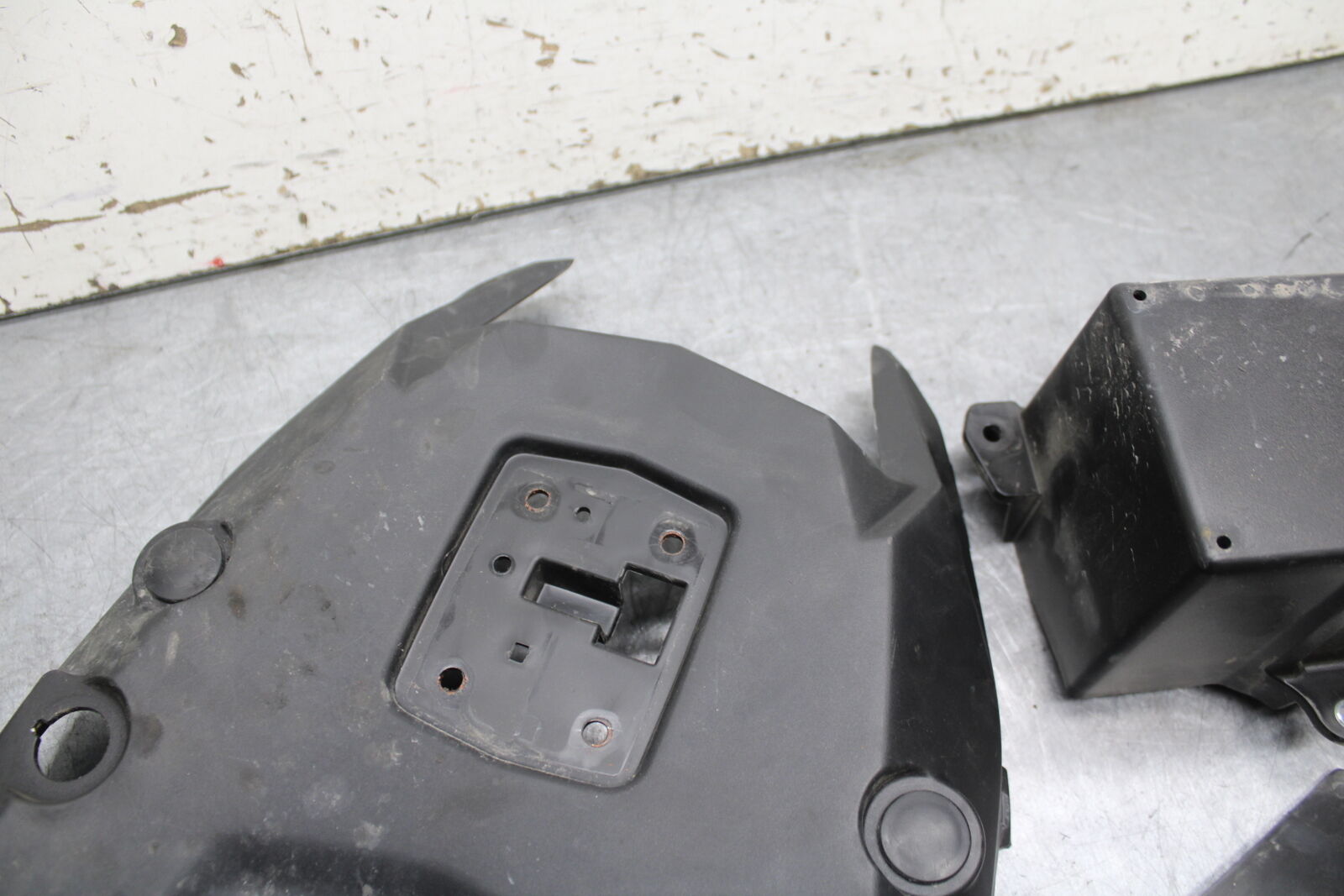 18-24 KAWASAKI NINJA 650 REAR BACK TAIL UNDERTAIL BATTERY TRAY PLASTIC BB725