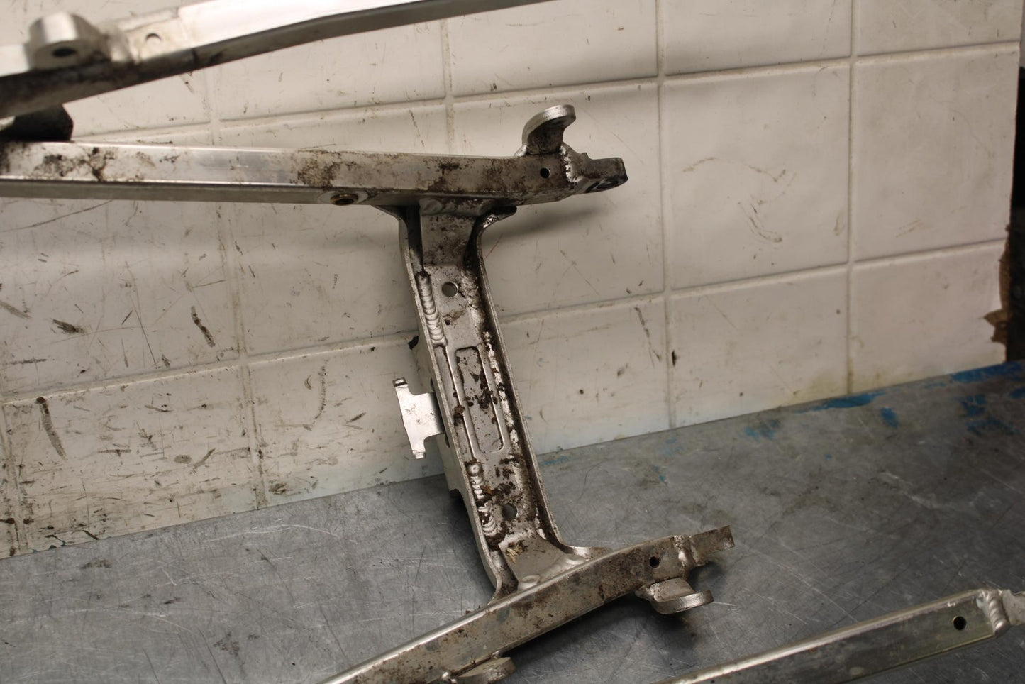 2000 Yamaha YZF R6 REAR BACK TAIL SUBFRAME SUB FRAME BB558