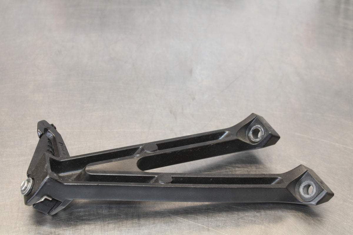 11-26 SUZUKI GSXR750 LEFT REAR BACK PASSENGER PEG BB882