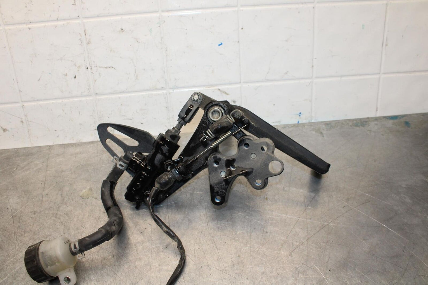 2017 Suzuki GSXR600 RIGHT REARSET REAR SET DRIVER FOOT PEG REST STOP BB598