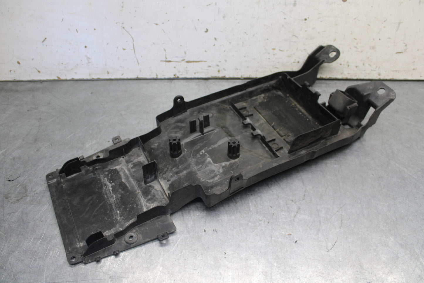 09-12 KAWASAKI NINJA ZX6R REAR BACK TAIL UNDERTAIL BATTERY TRAY PLASTIC BB698