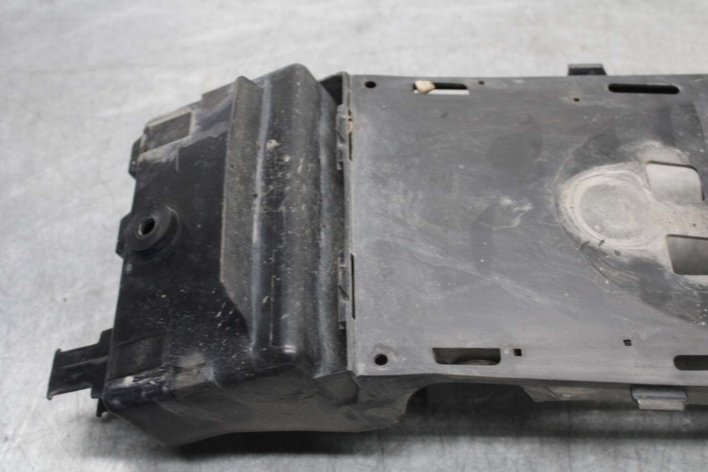 05-06 SUZUKI GSXR1000 REAR BACK TAIL UNDERTAIL BATTERY TRAY 63111-41G01 BB663