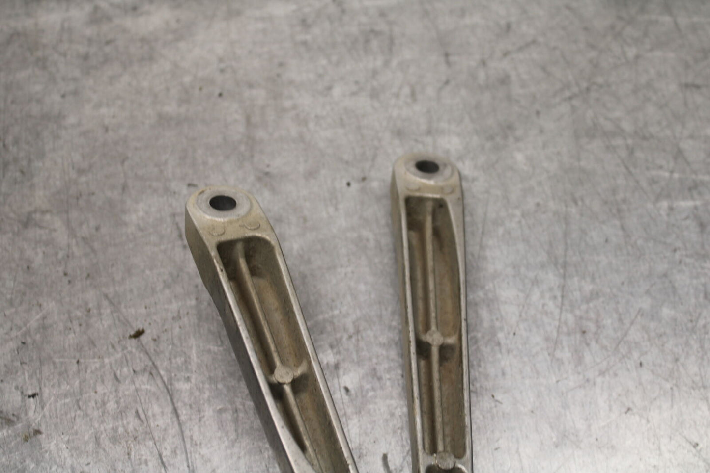 05-06 HONDA CBR600RR REAR BACK PASSENGER PEG SET PAIR BB739
