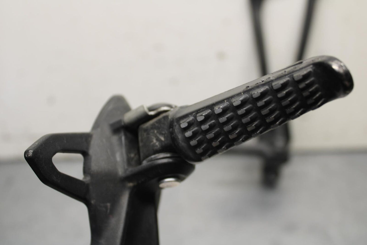 09-12 KAWASAKI NINJA ZX6R REAR FOOT RESTS PEGS STEPS SET PAIR BB640