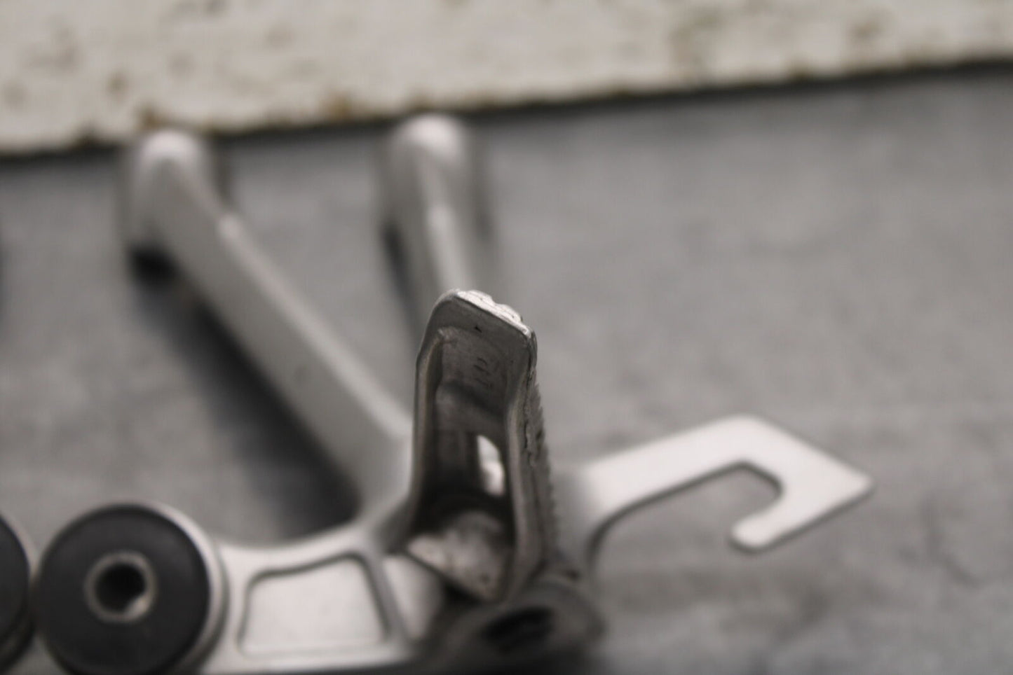 05-08 SUZUKI GSXR1000 REAR BACK PASSENGER PEG SET PAIR BB113