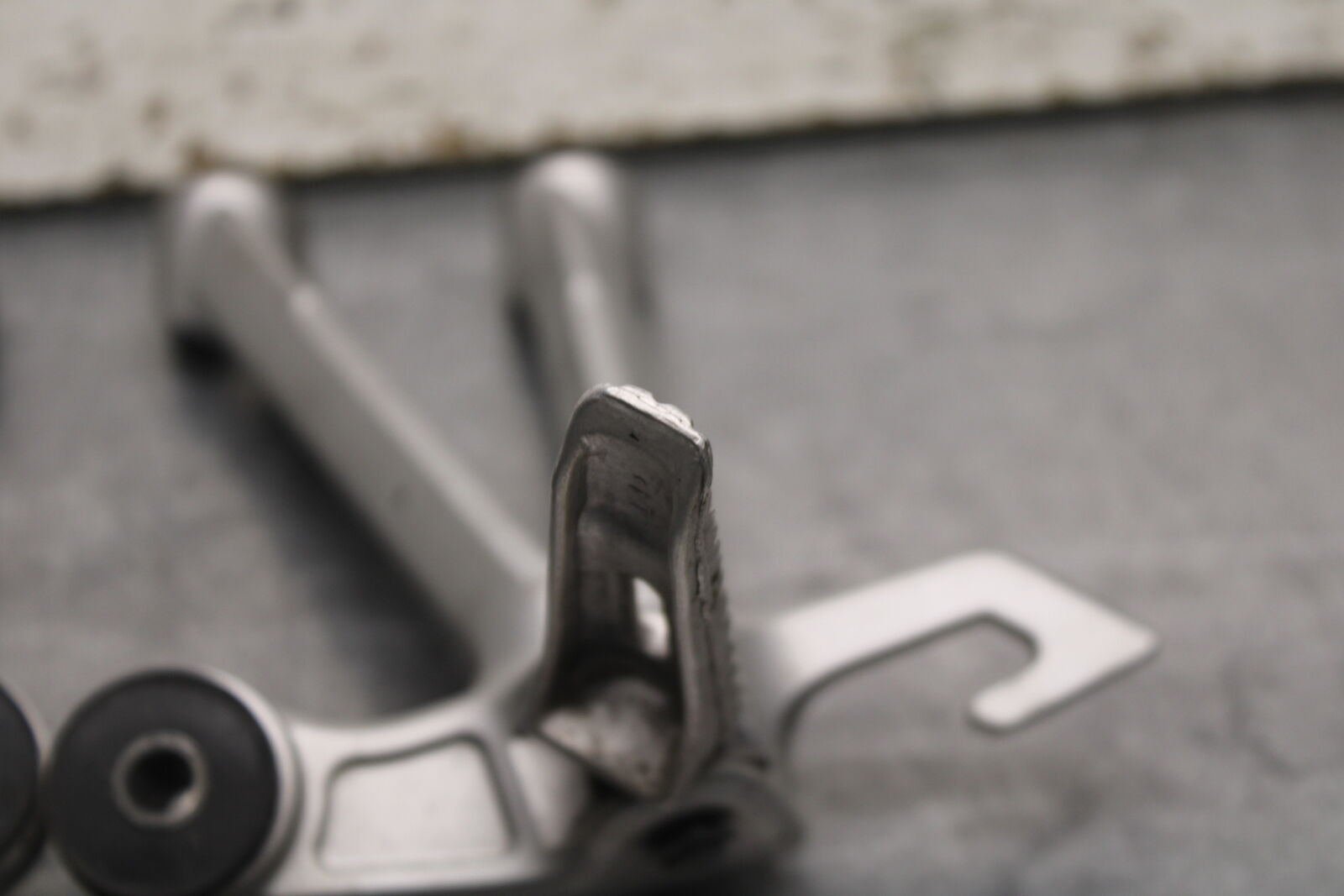 05-08 SUZUKI GSXR1000 REAR BACK PASSENGER PEG SET PAIR BB113