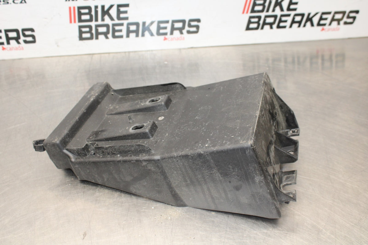 18-26 KAWASAKI Z400 REAR BACK TAIL UNDERTAIL BATTERY TRAY PLASTIC BB852