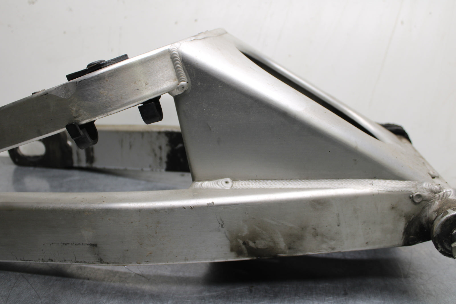00-01 YAMAHA YZF R1 REAR SWINGARM BACK SUSPENSION SWING ARM BB755