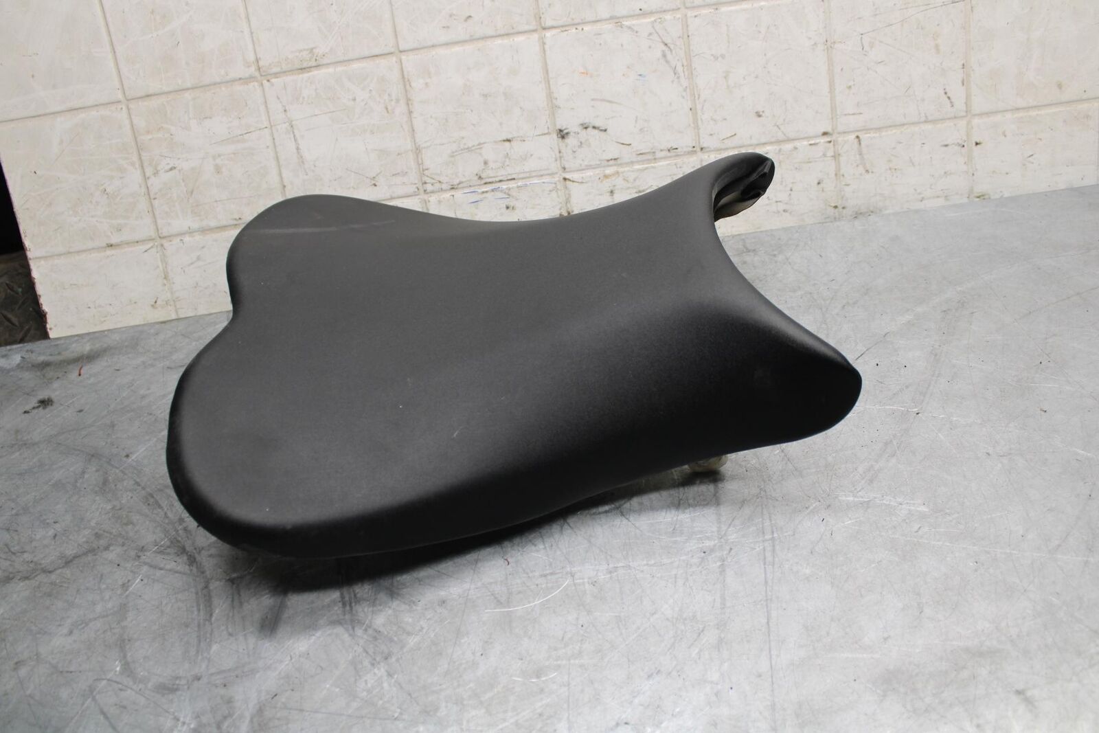 2007 Suzuki GSXR750 FRONT DRIVERS SEAT PAD SADDLE PILLION 45100-01H00-6BY BB546