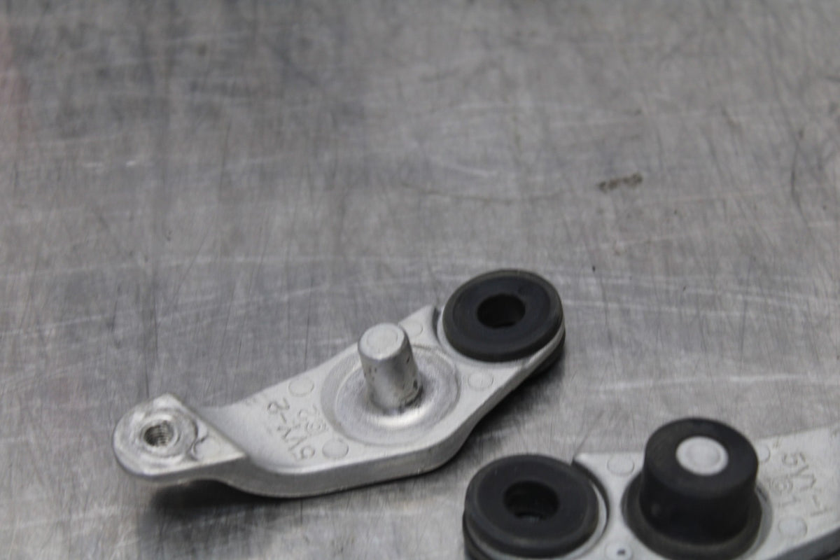 04-05 YAMAHA YZF R1 FRONT GAS TANK BRACKET SET MOUNT  BB173