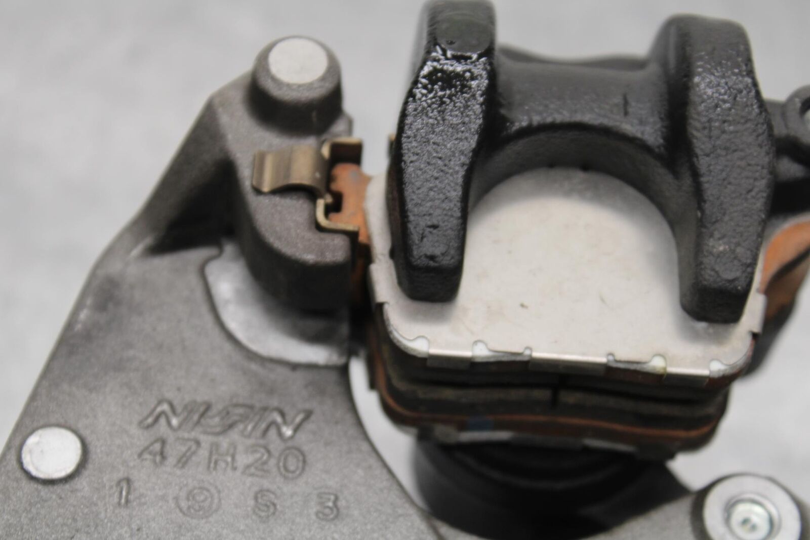 20 SUZUKI GSXR 1000 REAR BACK BRAKE CALIPER W MOUNT BRACKET BB597