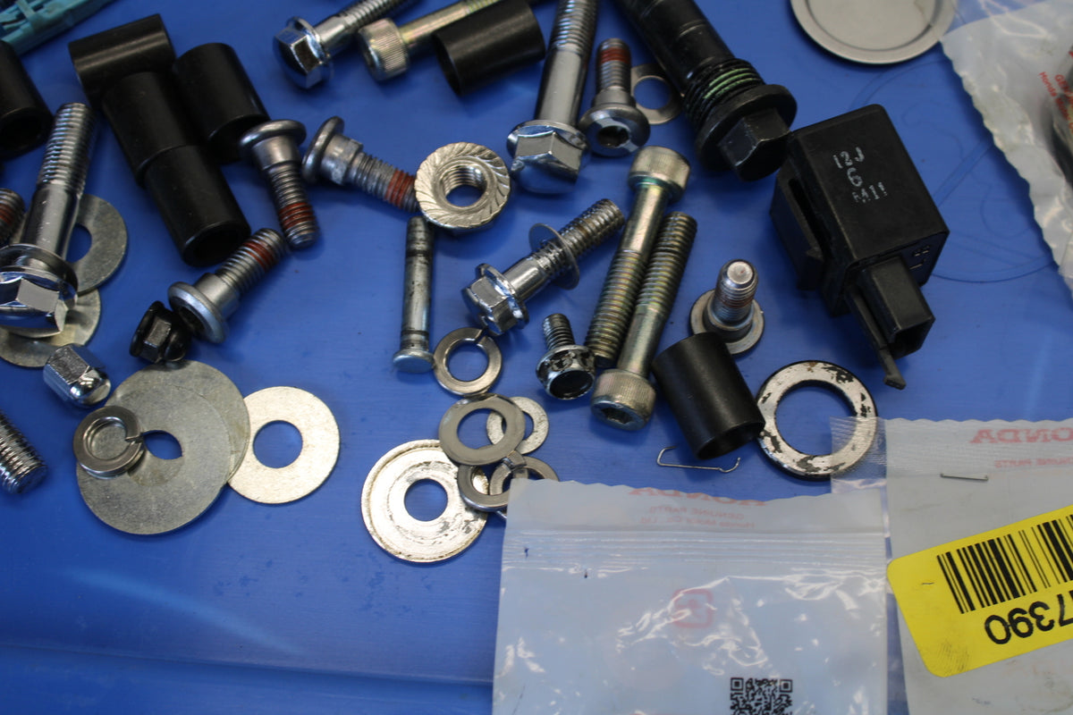 2008 Honda VTX1300C MOUNTING BOLTS HARDWARE MOTOR SCREWS  bb673