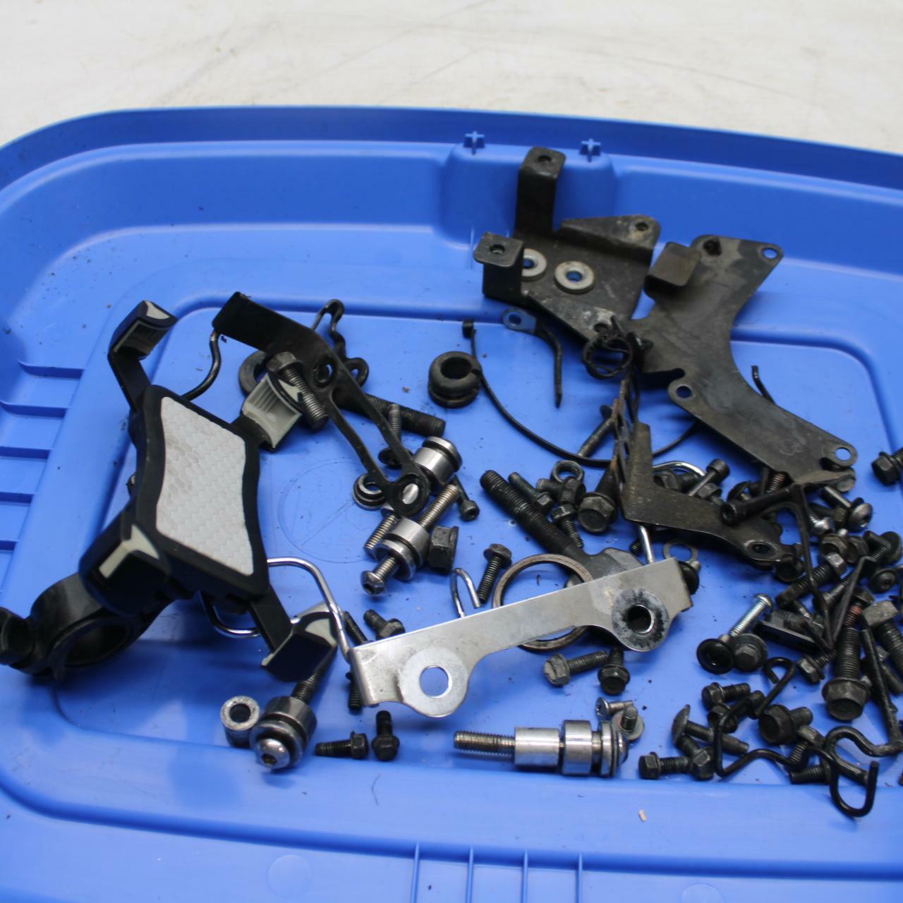 06-21 KAWASAKI VULCAN 900 BOLTS HARDWARE MOTOR SCREWS BB363