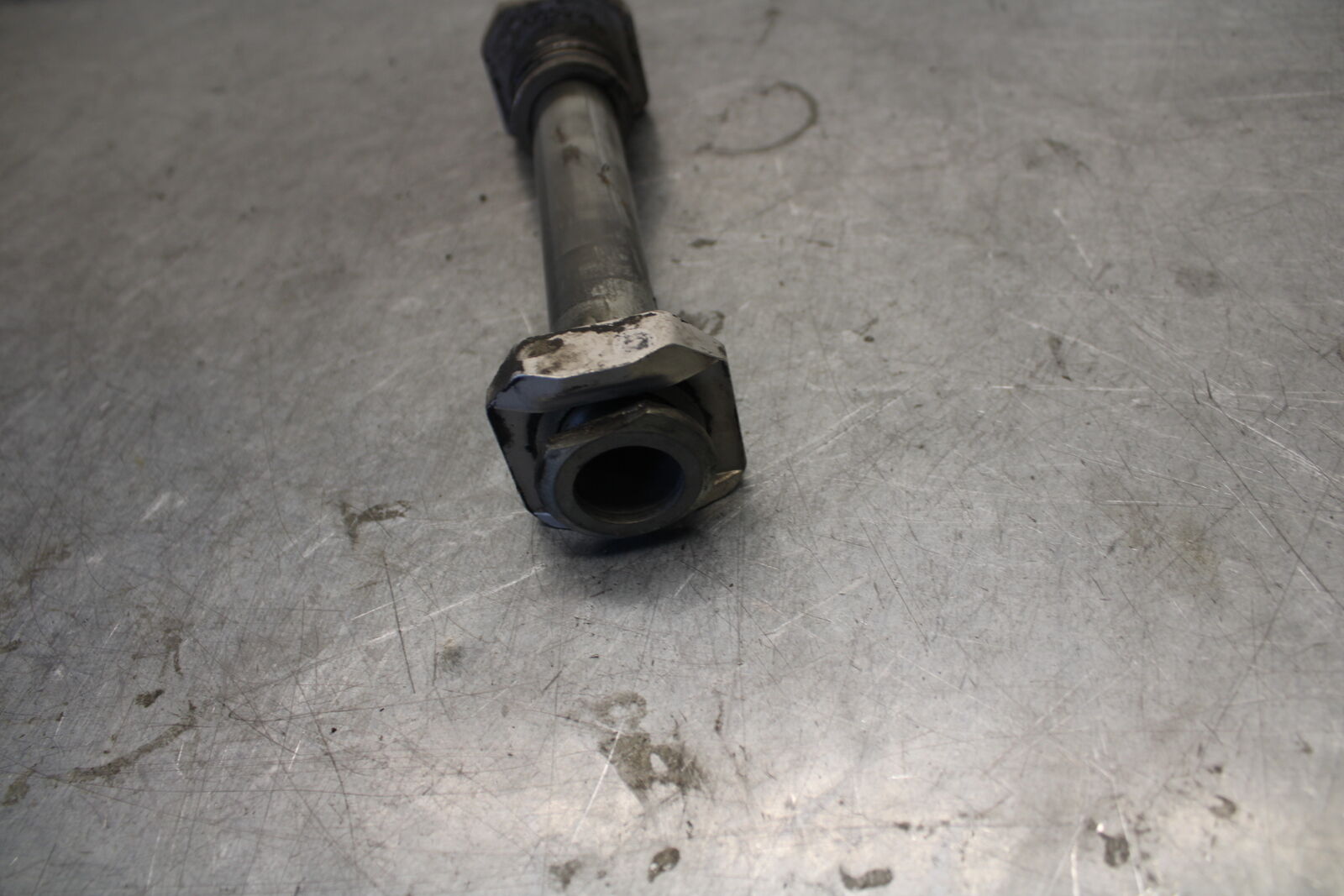04 SUZUKI GSXR600 REAR AXLE BACK WHEEL RIM PIVOT BOLT AXEL 64711-33E10  BB676