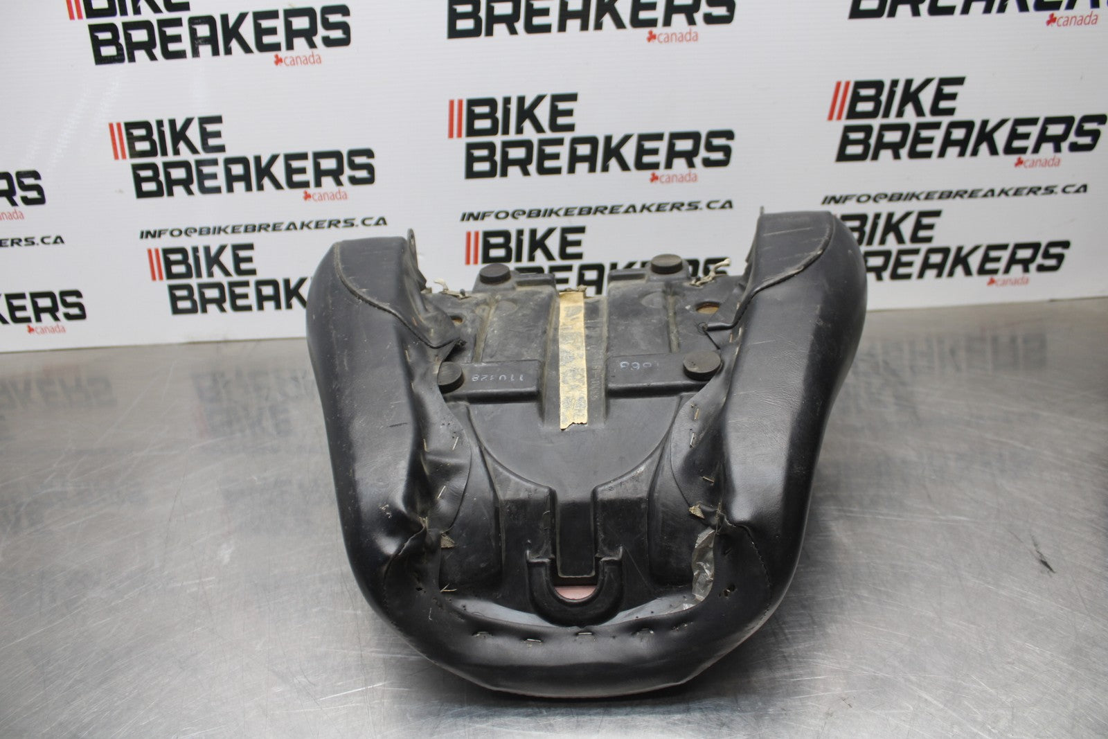 03-08 KAWASAKI VULCAN 1600 FRONT DRIVERS SEAT BB196