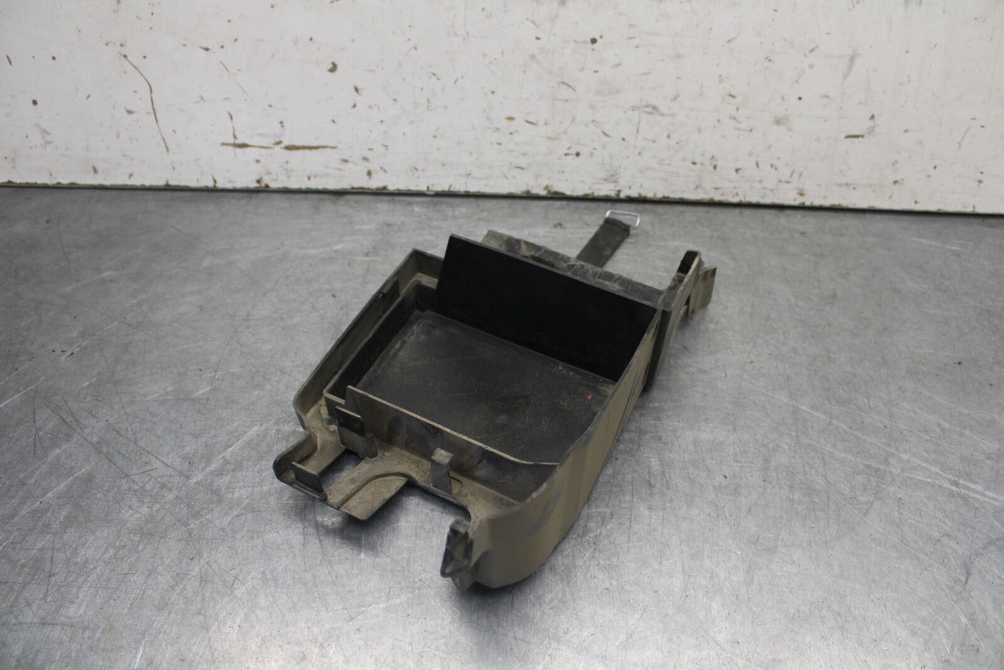 09-14 YAMAHA YZF R1 REAR BACK TAIL UNDERTAIL BATTERY TRAY PLASTIC BB696