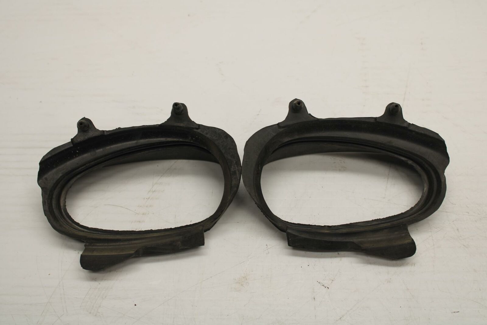 06 YAMAHA YZF R1 LEFT AIR INTAKE GRILL GROMMET RUBBERS BB282 