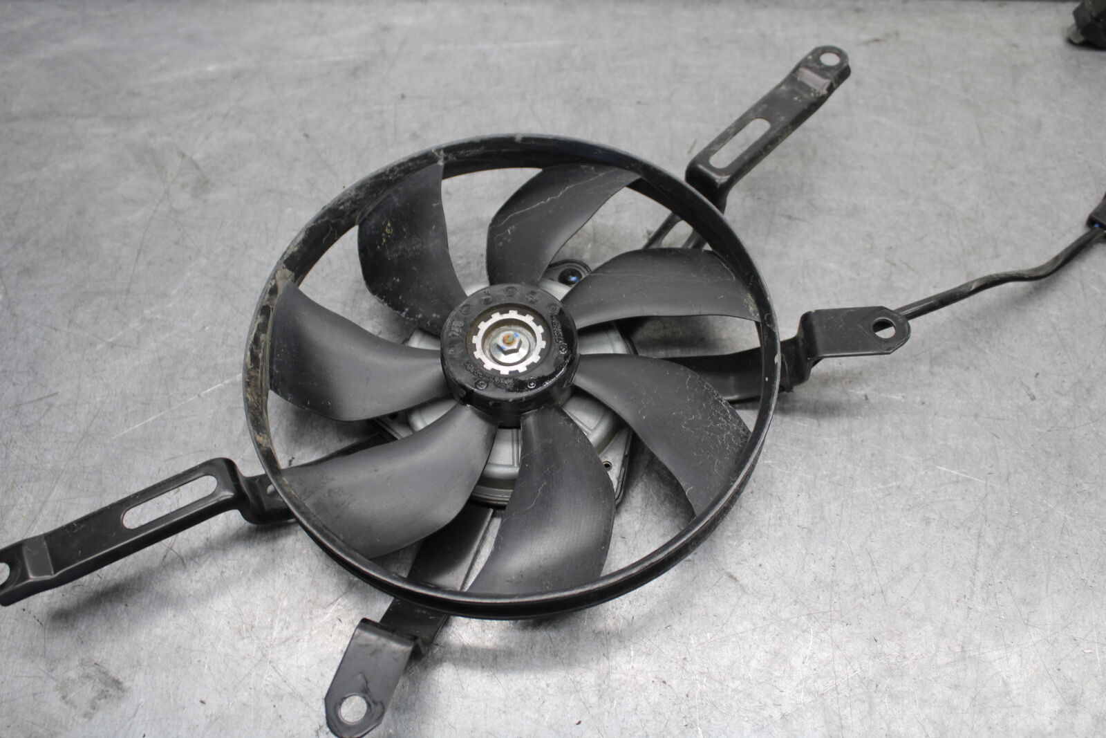 16-21 YAMAHA XSR900 ENGINE RADIATOR COOLING FAN BB664