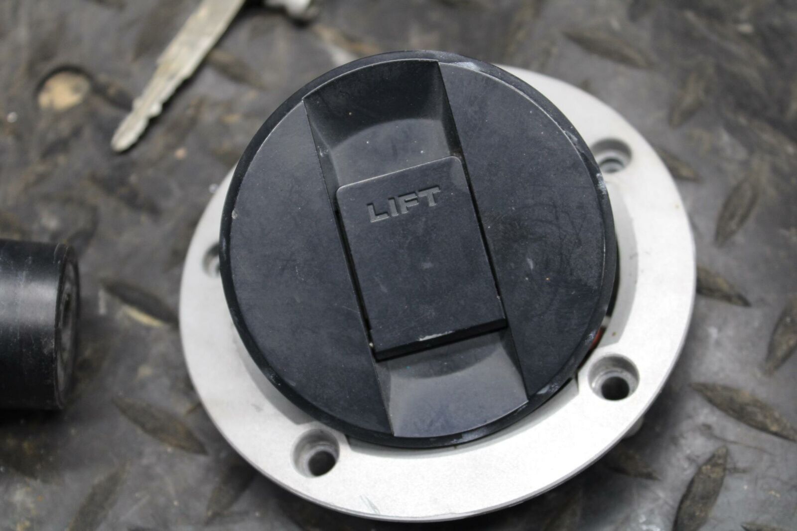 13 SUZUKI GSXR750 IGNITION LOCK KEY SET W/ GAS CAP  BB217