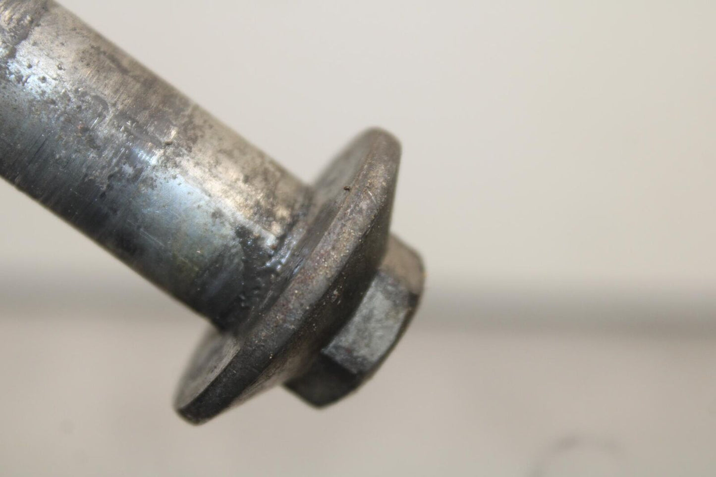1988 Yamaha FZ600 REAR AXLE WHEEL PIVOT BOLT AXEL 2AX-25381-00-00 BB601