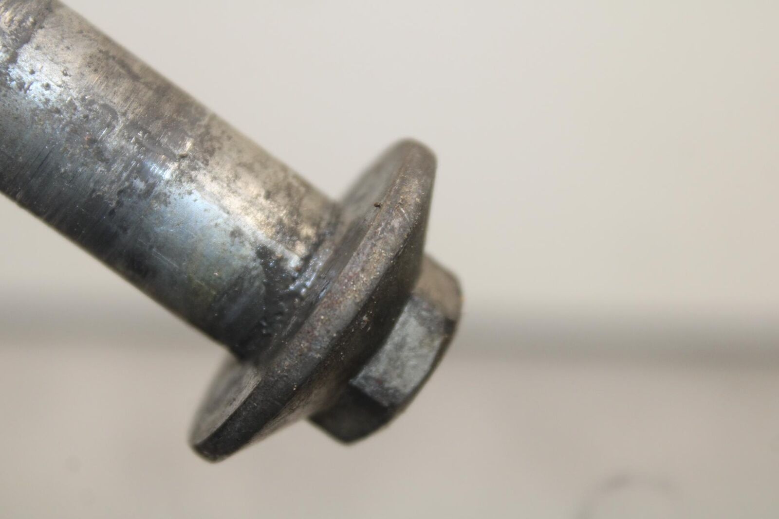 1988 Yamaha FZ600 REAR AXLE WHEEL PIVOT BOLT AXEL 2AX-25381-00-00 BB601