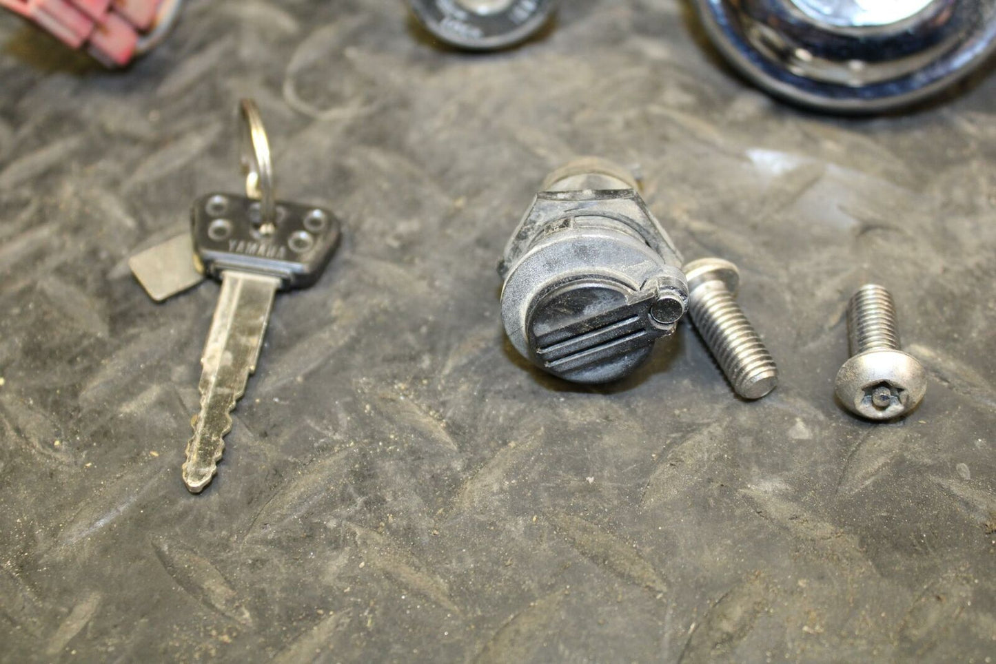 06 YAMAHA V STAR 1100 IGNITION LOCK KEY SET W/ GAS CAP AND SEAT LOCK  BB184