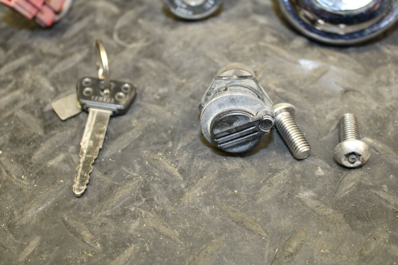 06 YAMAHA V STAR 1100 IGNITION LOCK KEY SET W/ GAS CAP AND SEAT LOCK  BB184