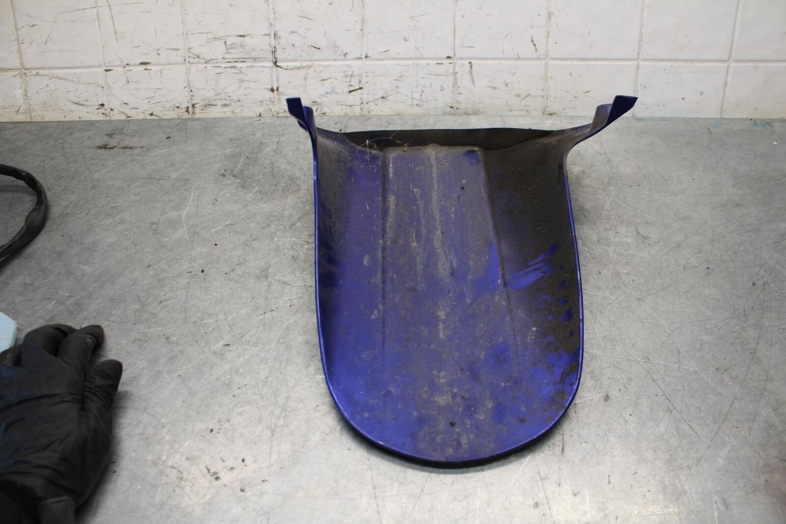 1998 Yamaha YZF R1 REAR BACK WHEEL TIRE HUGGER FENDER 99999-03155-00 BB53