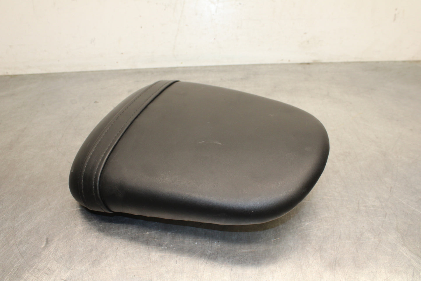 09 SUZUKI GSXR600 REAR BACK PASSENGER TANDEM SEAT PAD SADDLE PILLION BB759