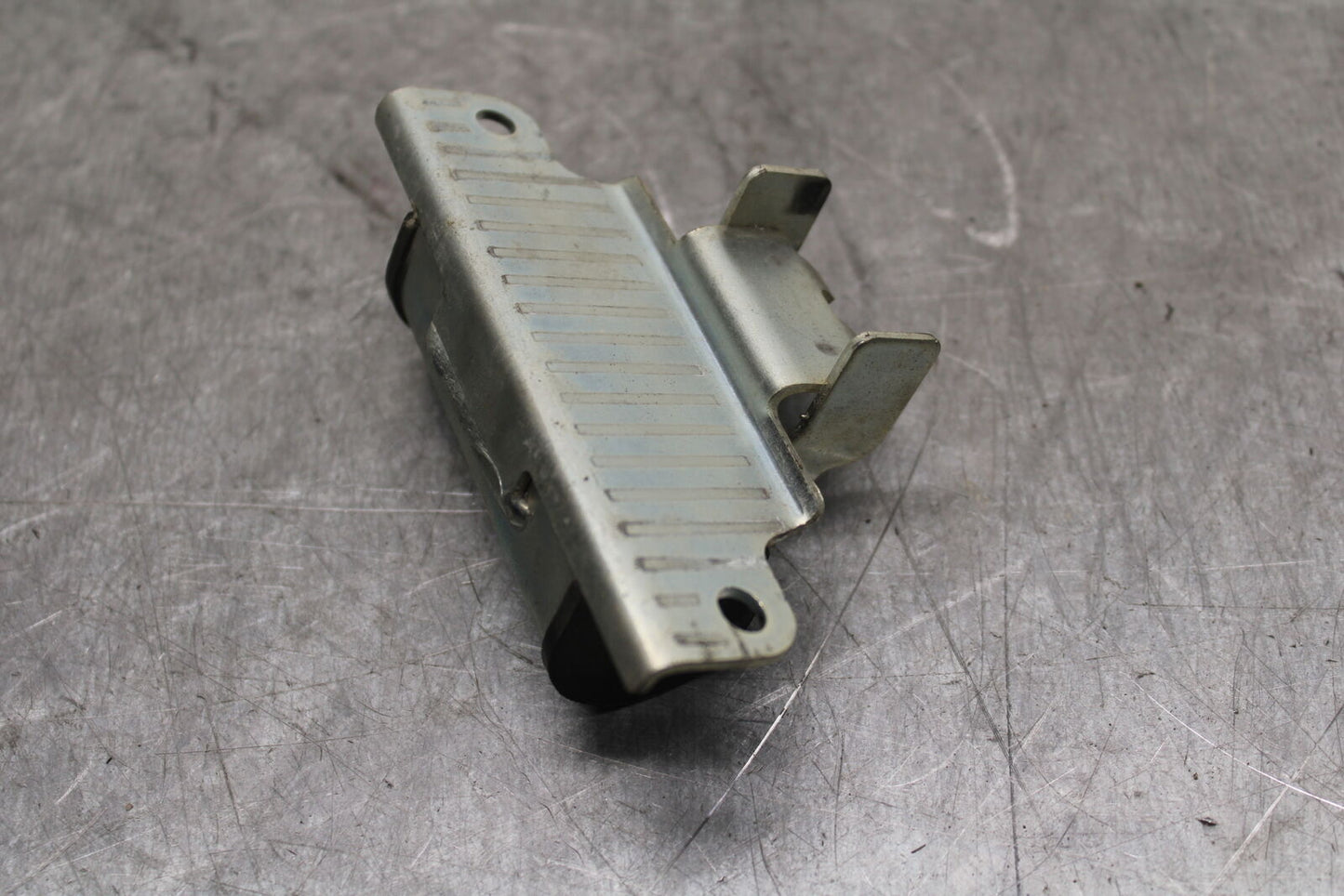 09-15 YAMAHA FZ6R GAS TANK FUEL CELL PETROL RESERVOIR BRACKET MOUNT BB719