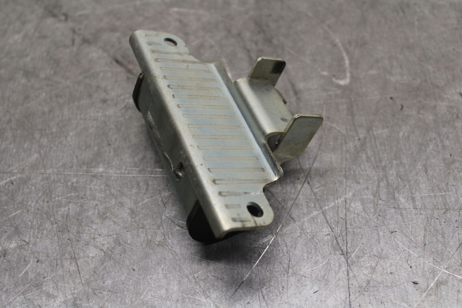 09-15 YAMAHA FZ6R GAS TANK FUEL CELL PETROL RESERVOIR BRACKET MOUNT BB719