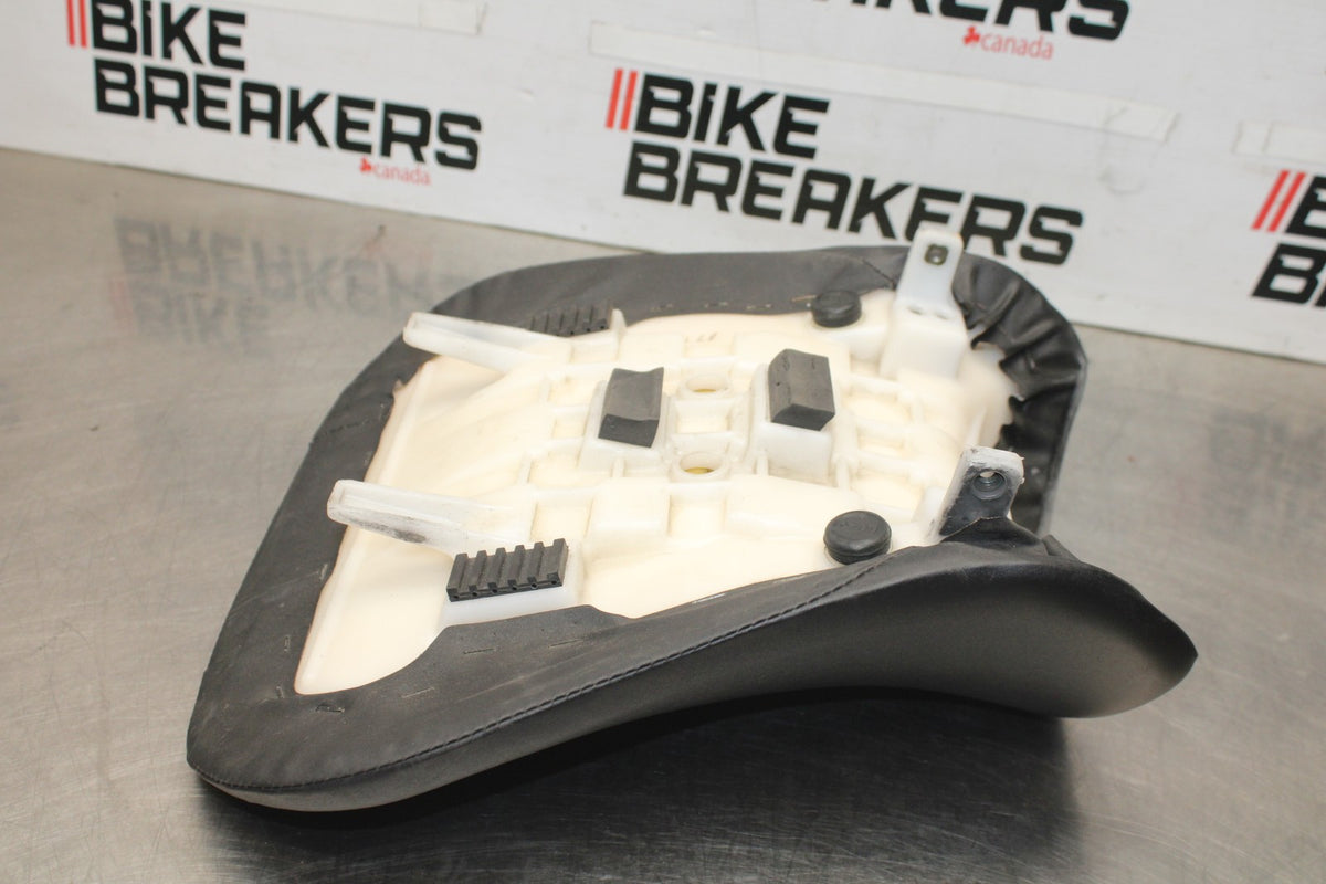 05 SUZUKI GSXR600 FRONT DRIVERS SEAT PAD SADDLE PILLION BB329