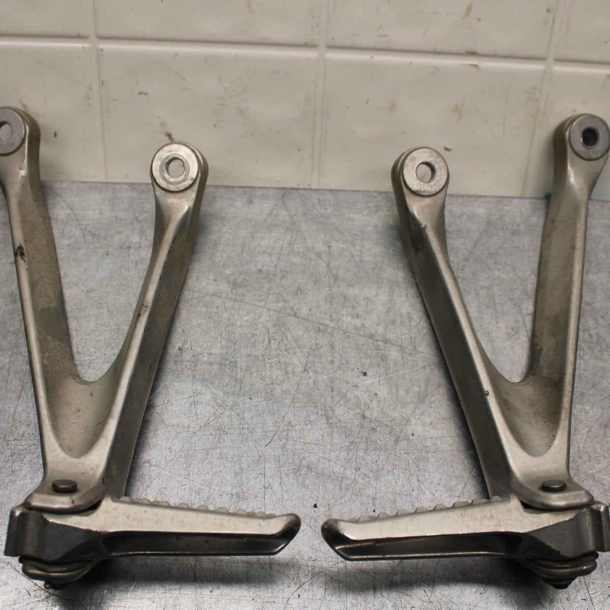 2008 Honda CBR1000RR RIGHT LEFT PASSENGER FOOTPEGS PAIR BB579