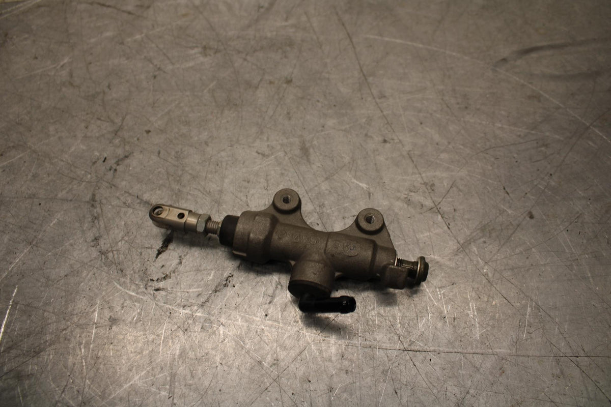 2007 Yamaha YZF R6 REAR BACK BRAKE MASTER CYLINDER 2C0-2583V-01-00 BB525