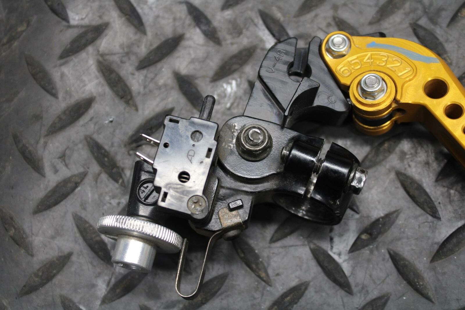 04-05 YAMAHA YZF R1 CLUTCH PERCH MOUNT WITH  BENT LEVER  BB225