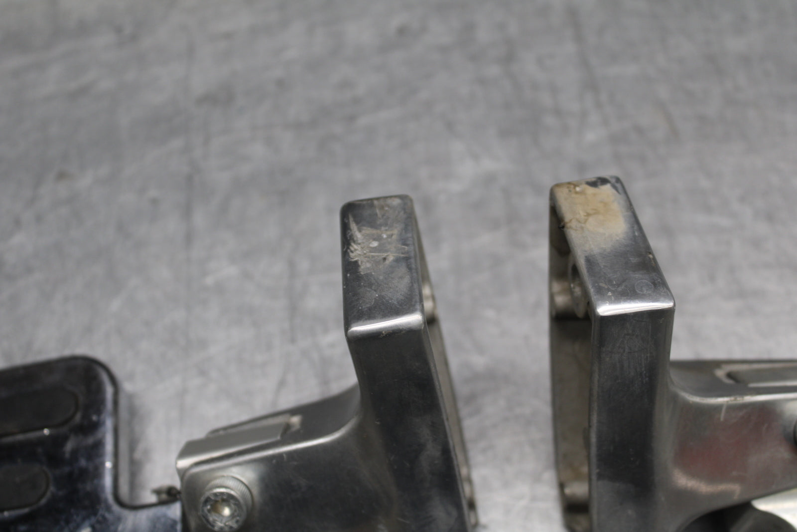 00 SUZUKI INTRUDER 1500 VL1500 REAR PASSENGER FOOT STEP PEG BB761