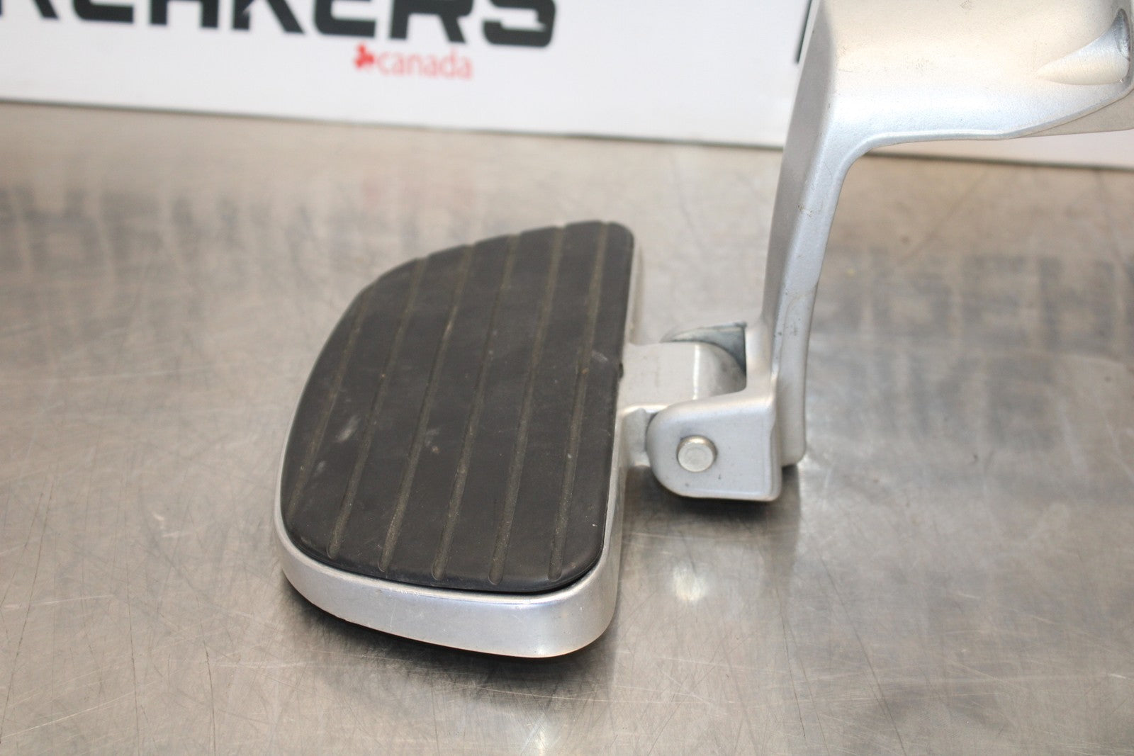 05-06 VICTORY KINGPIN DELUXE REAR PASSENGER FOOT STEP PEG SET PAIR BB195