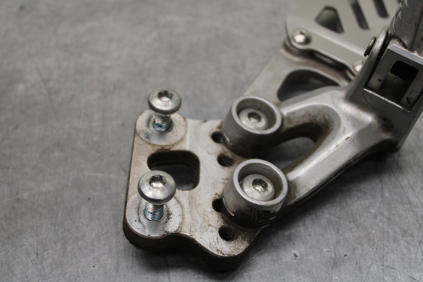 08-10 SUZUKI GSXR 600 LEFT REARSET REAR SET DRIVER FOOT PEG REST STOP BB753