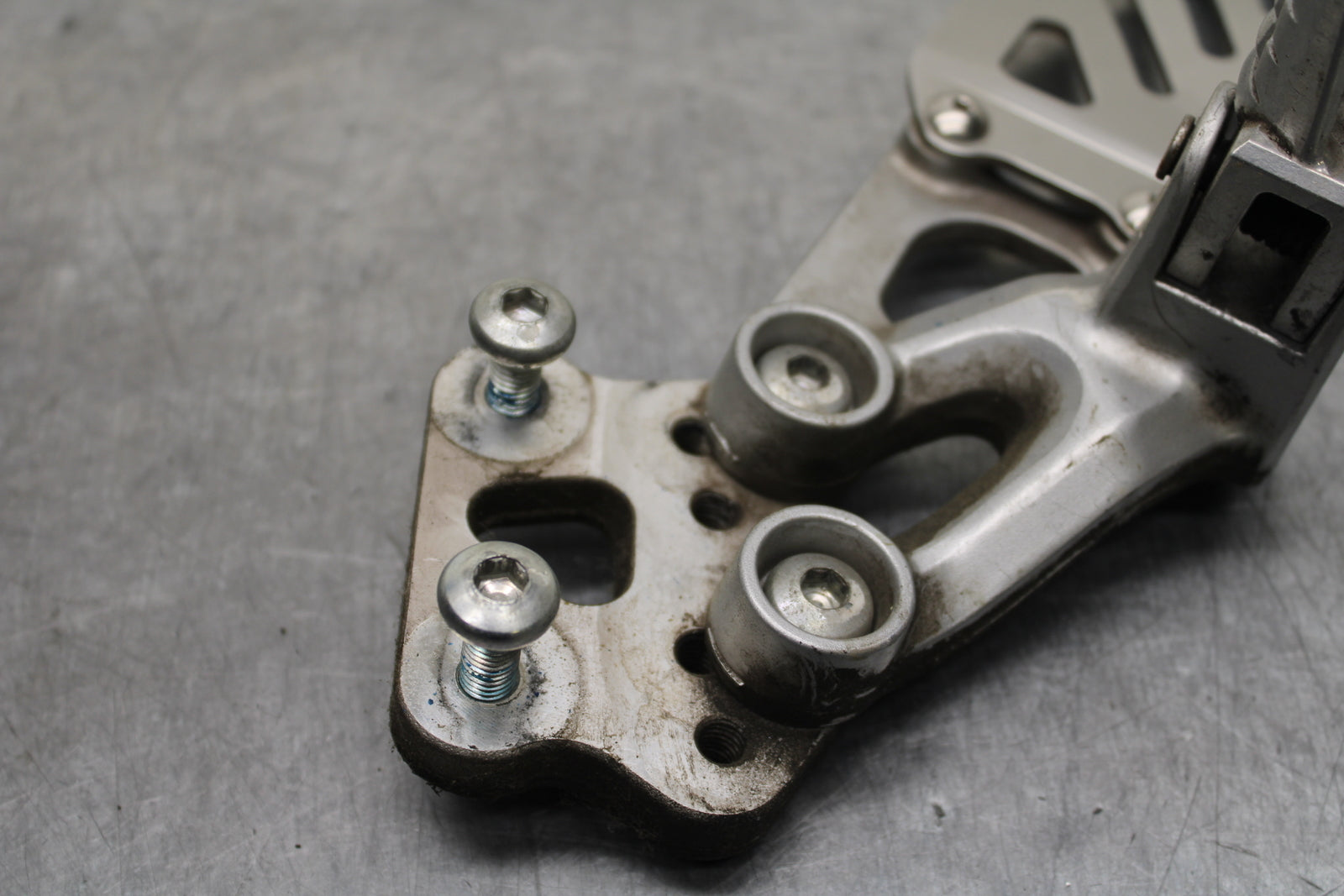 08-10 SUZUKI GSXR 600 LEFT REARSET REAR SET DRIVER FOOT PEG REST STOP BB753
