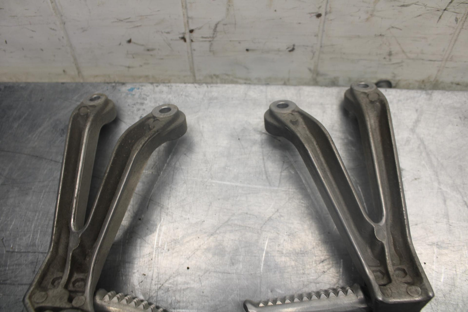 98-99 HONDA CBR900RR REAR BACK PASSENGER PEG SET PAIR BB458