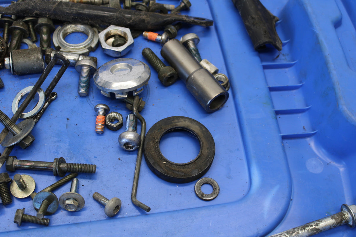 04 SUZUKI INTRUDER 800 MOUNTING BOLTS HARDWARE MOTOR SCREWS BB758