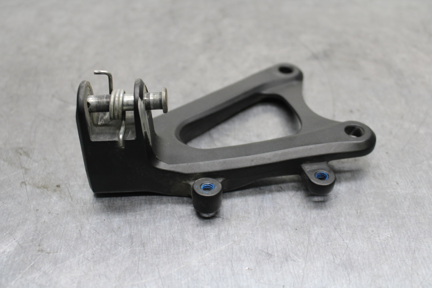 09-14 YAMAHA YZF R1 LEFT REARSET REAR SET DRIVER FOOT PEG BRACKET MOUNT BB119