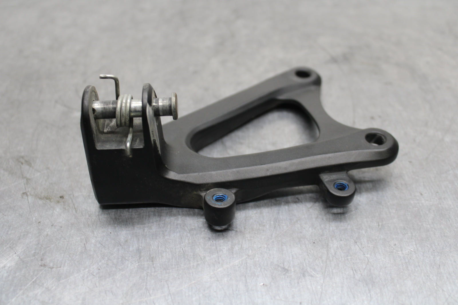 09-14 YAMAHA YZF R1 LEFT REARSET REAR SET DRIVER FOOT PEG BRACKET MOUNT BB119