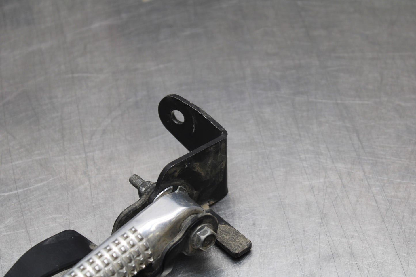 22-25 YAMAHA YZF R7 RIGHT REAR BACK PASSENGER PEG BB769