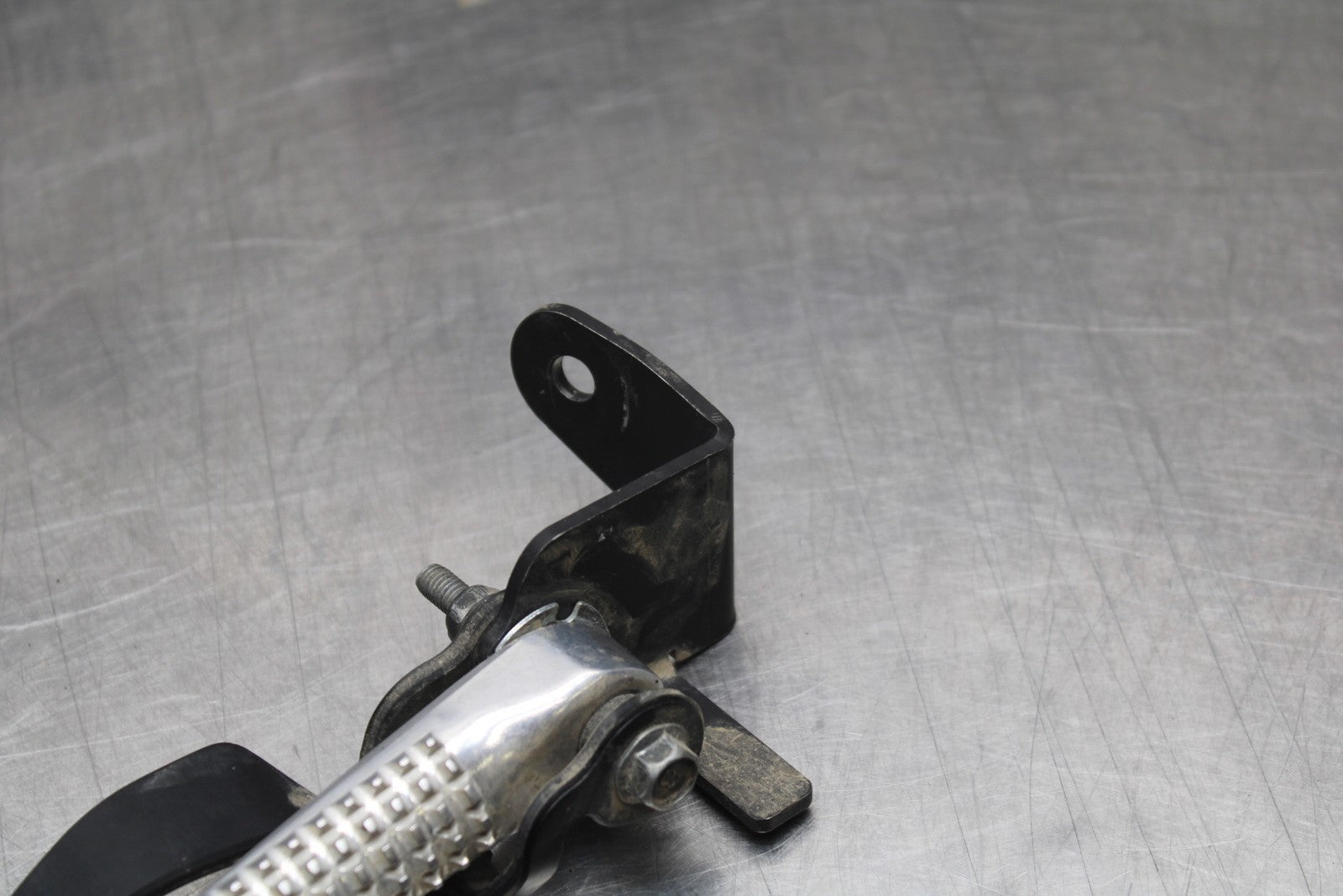 22-25 YAMAHA YZF R7 RIGHT REAR BACK PASSENGER PEG BB769