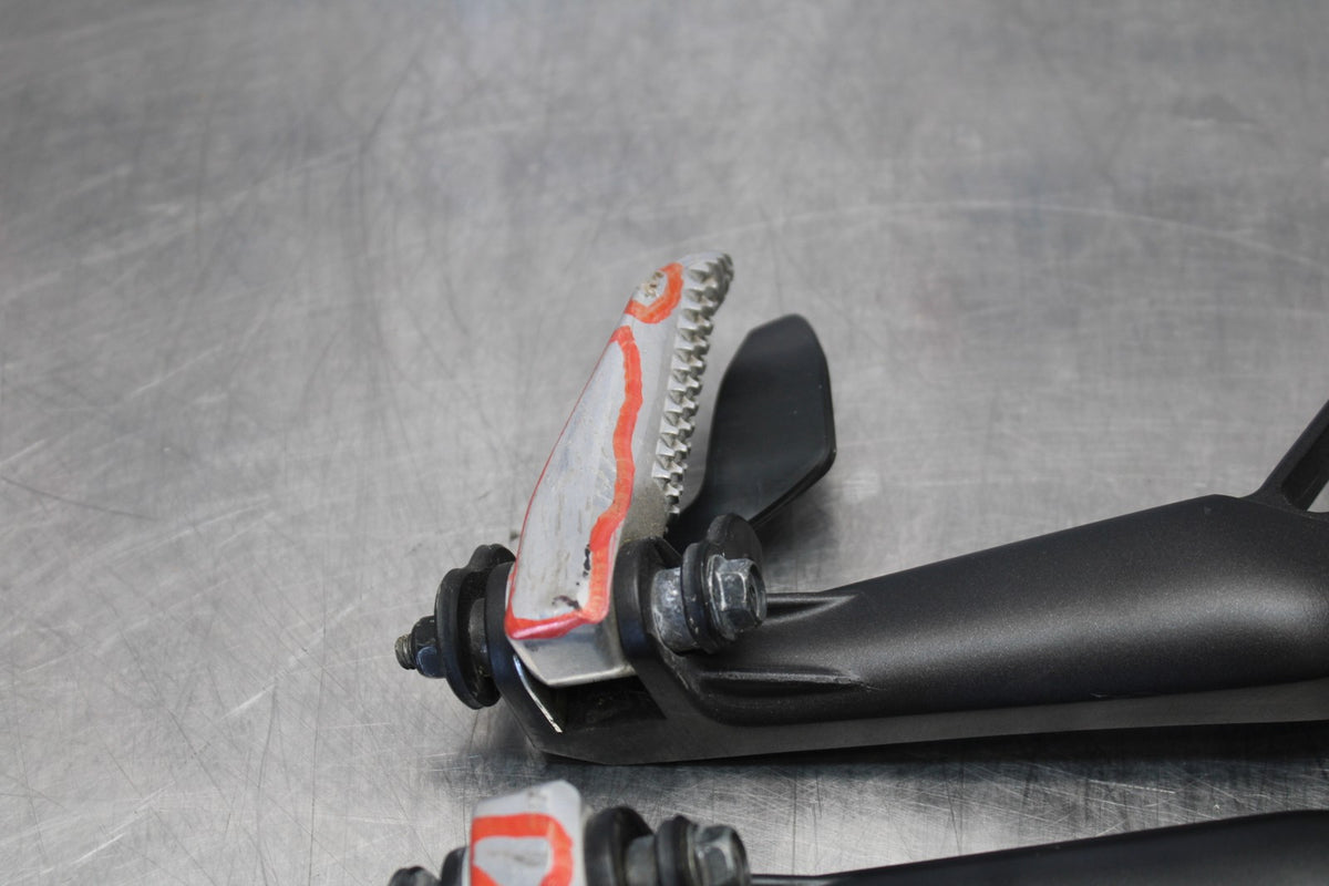 22-25 YAMAHA YZF R7 REAR BACK PASSENGER PEG SET PAIR BB182