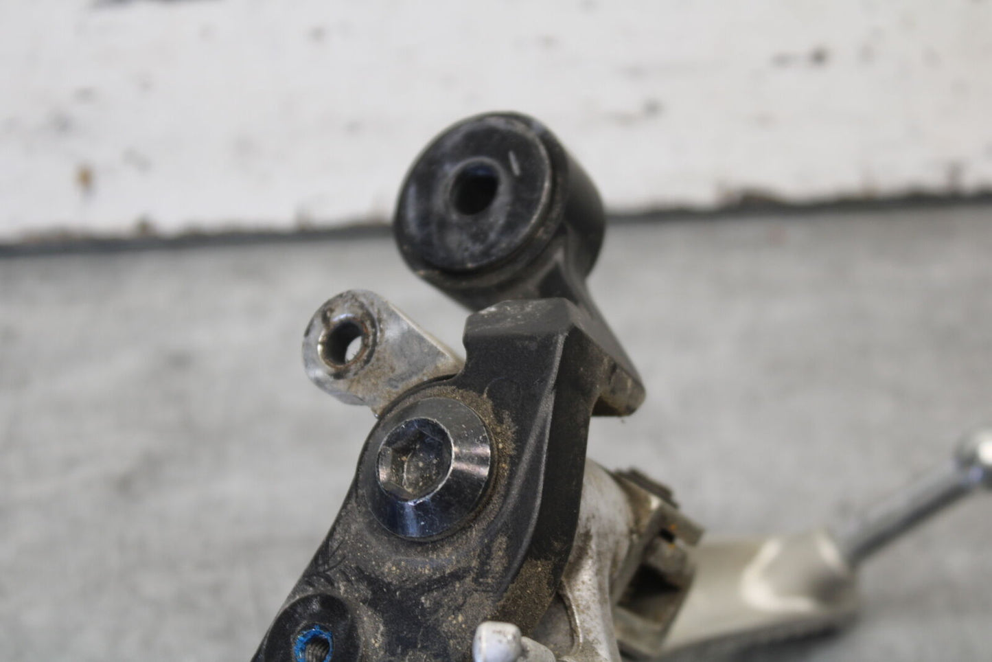 08-16 YAMAHA YZF R6 RIGHT REARSET REAR SET DRIVER FOOT PEG REST STOP BB665