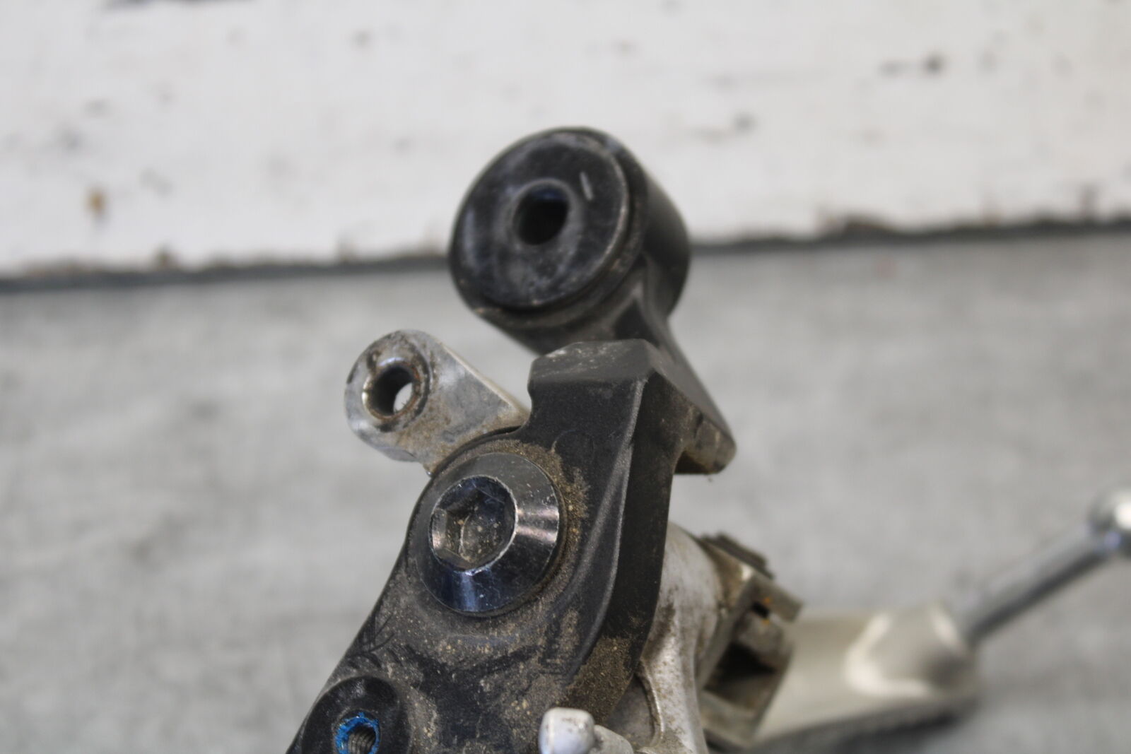 08-16 YAMAHA YZF R6 RIGHT REARSET REAR SET DRIVER FOOT PEG REST STOP BB665