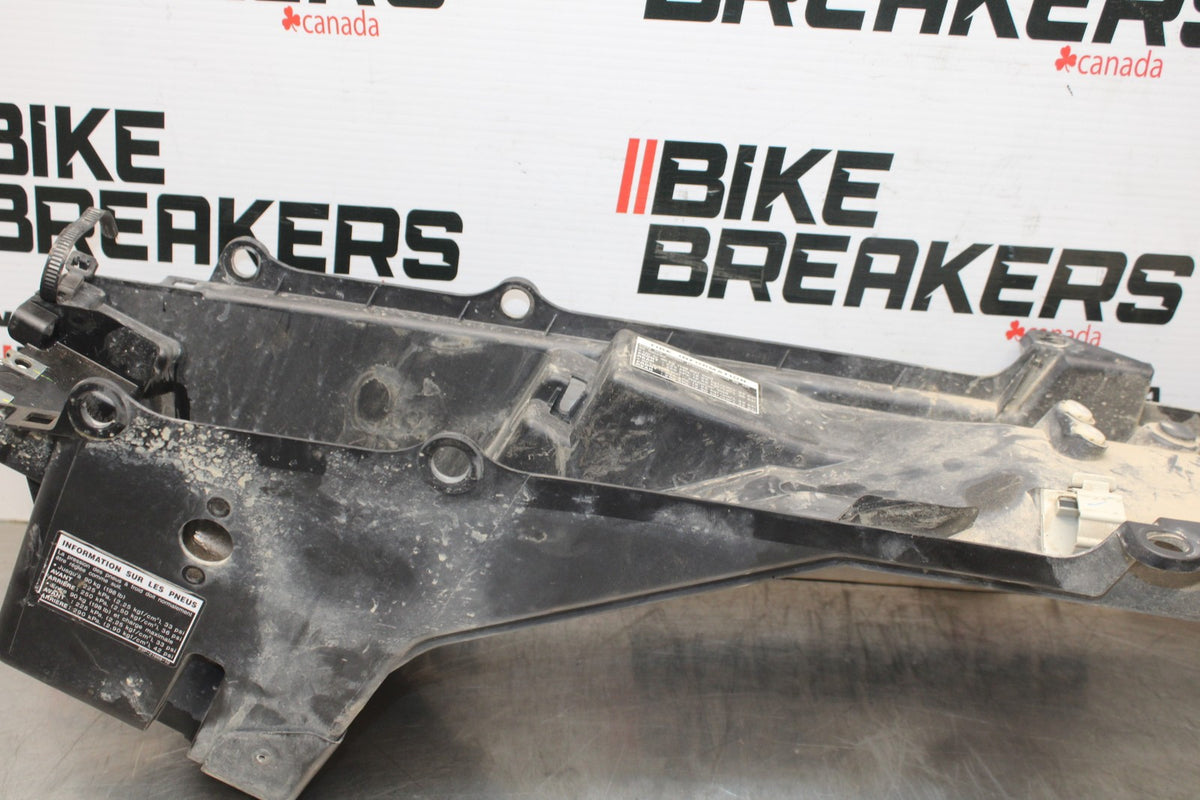 18 YAMAHA SUPER TENERE REAR BACK TAIL UNDERTAIL BATTERY TRAY PLASTIC BB832