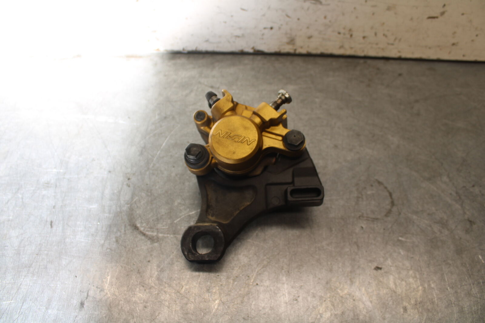 07-08 TRIUMPH DAYTONA 675 REAR BACK BRAKE CALIPER W MOUNT BRACKET BB685